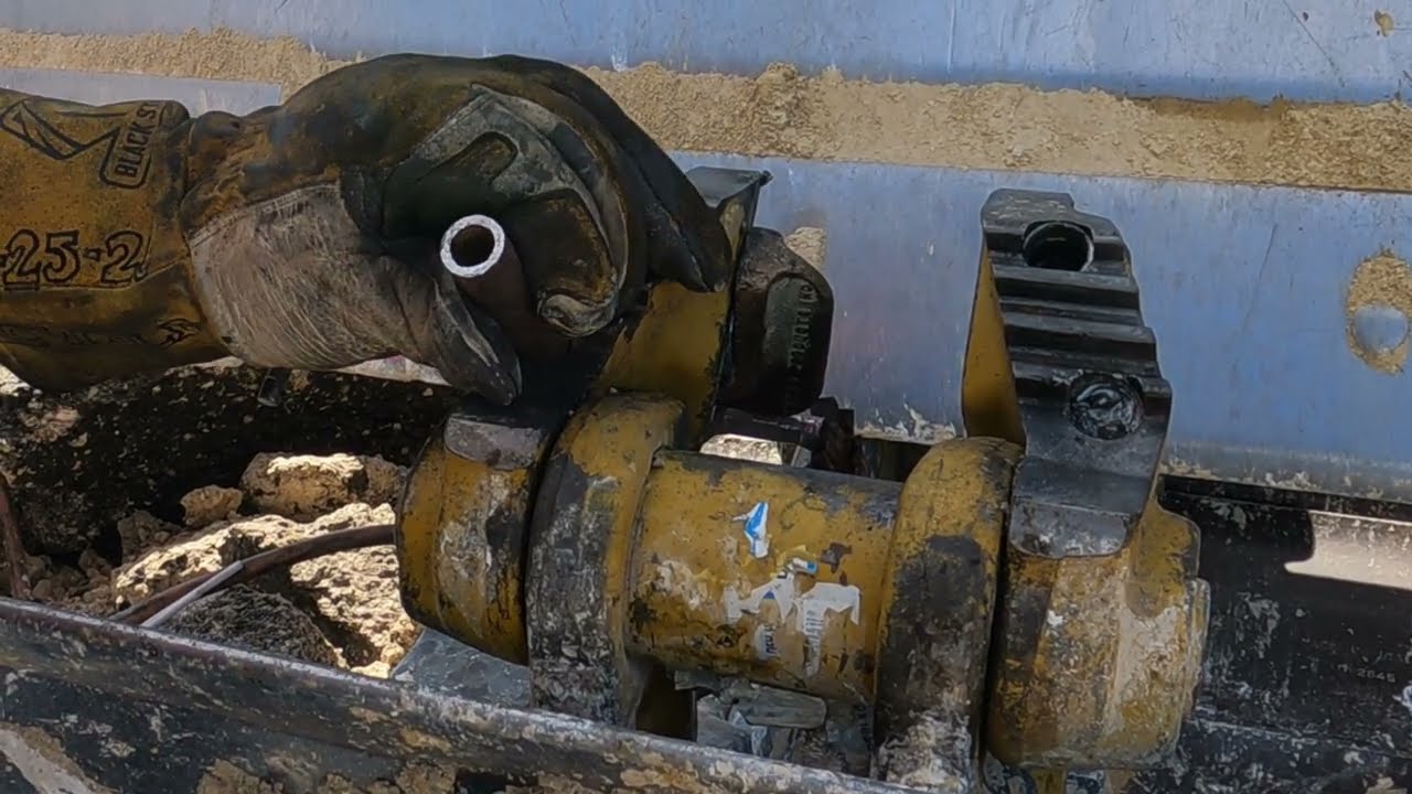 Сломанные болты на гусеничном ходу бульдозера
