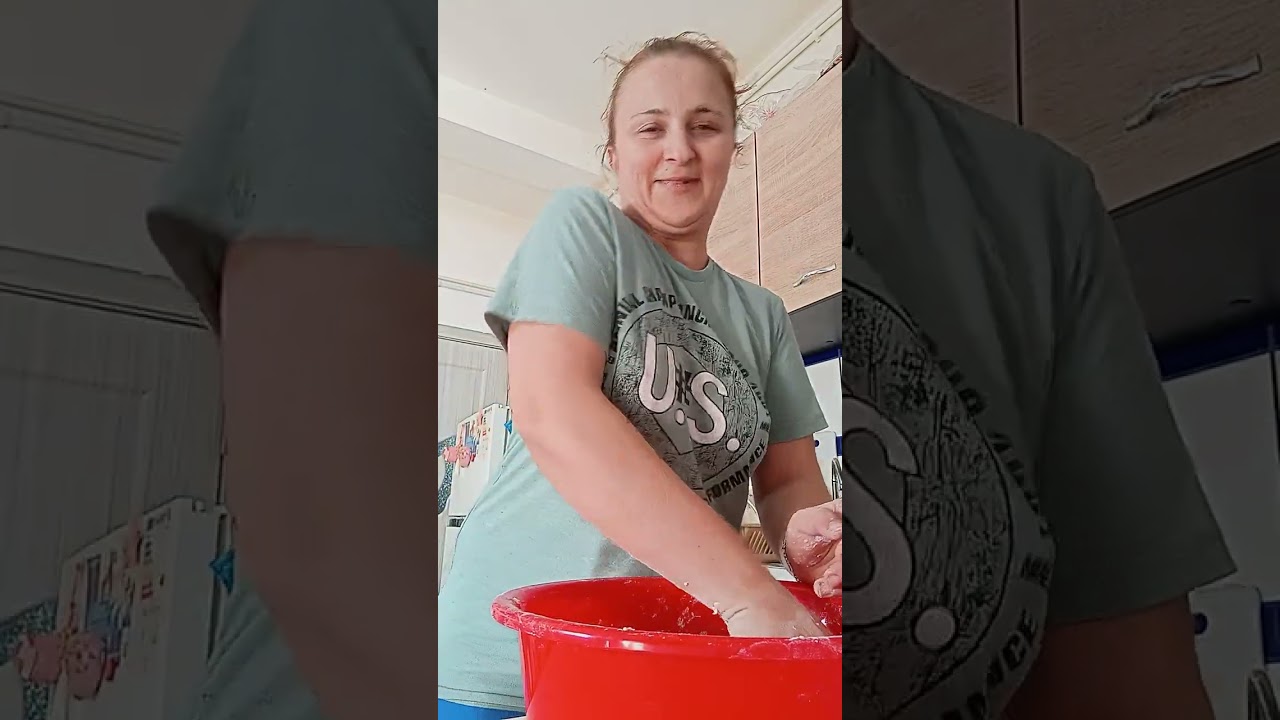 Prepararea aluatului de pâine, cu cei 2 princhindei gălăgioși pe fundal.