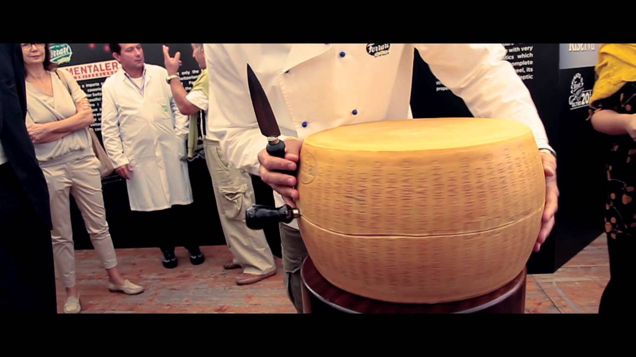 Il taglio della forma di Parmigiano Reggiano e Grana Padano