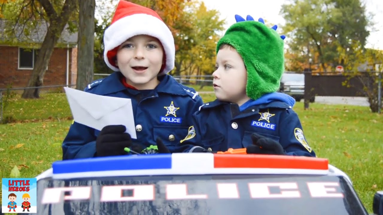 The North Pole Patrol with The Assistant Looks for Mini Grinch in Holiday Town