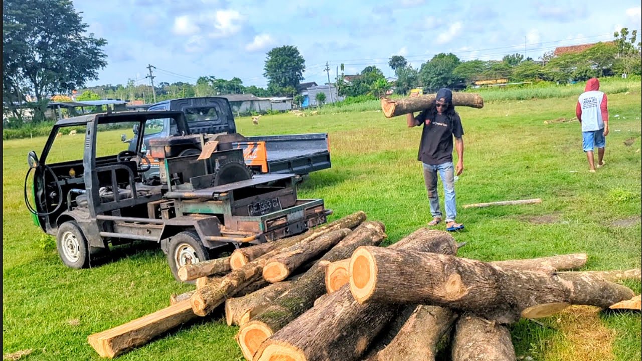 Распиловка тикового дерева посреди футбольного поля - Собранный пильный станок