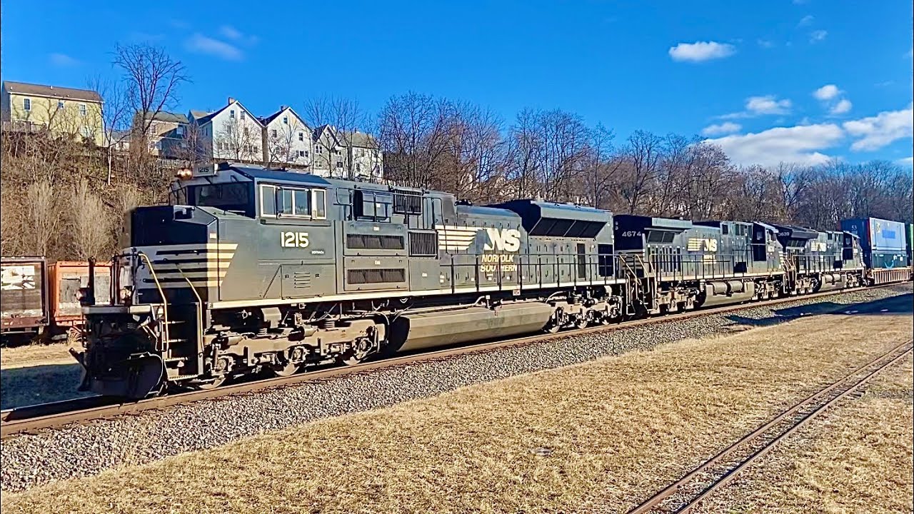 SD70ACE Leads NS 29G