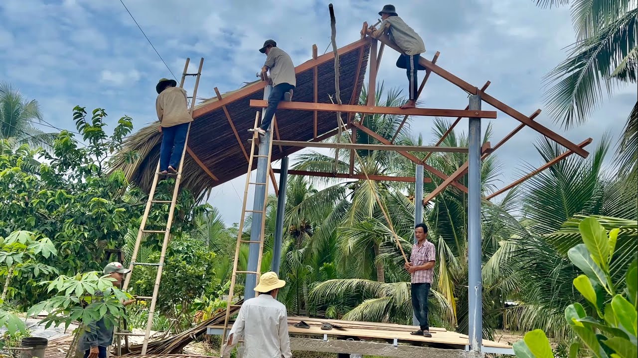 CÔNG ĐOẠN LỢP LÁ XÉ TRÊN NÓC CHÒI ĐÃ HOÀN THÀNH - CHÒI LÁ QUÊ  #  T 162