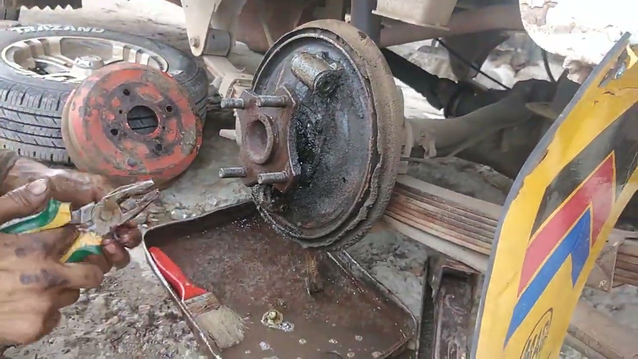 Suzuki 12 model break shoe warshal change #khastatecnicl #engineering#khasta#workshop #engineering 