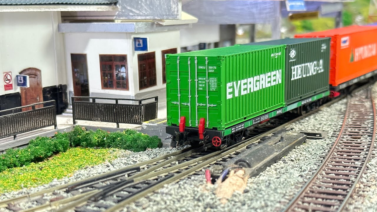 Drama unboxing &merakit kereta api gerbong peti kemas kontainer CC204 langsung rolling hingga anjlok