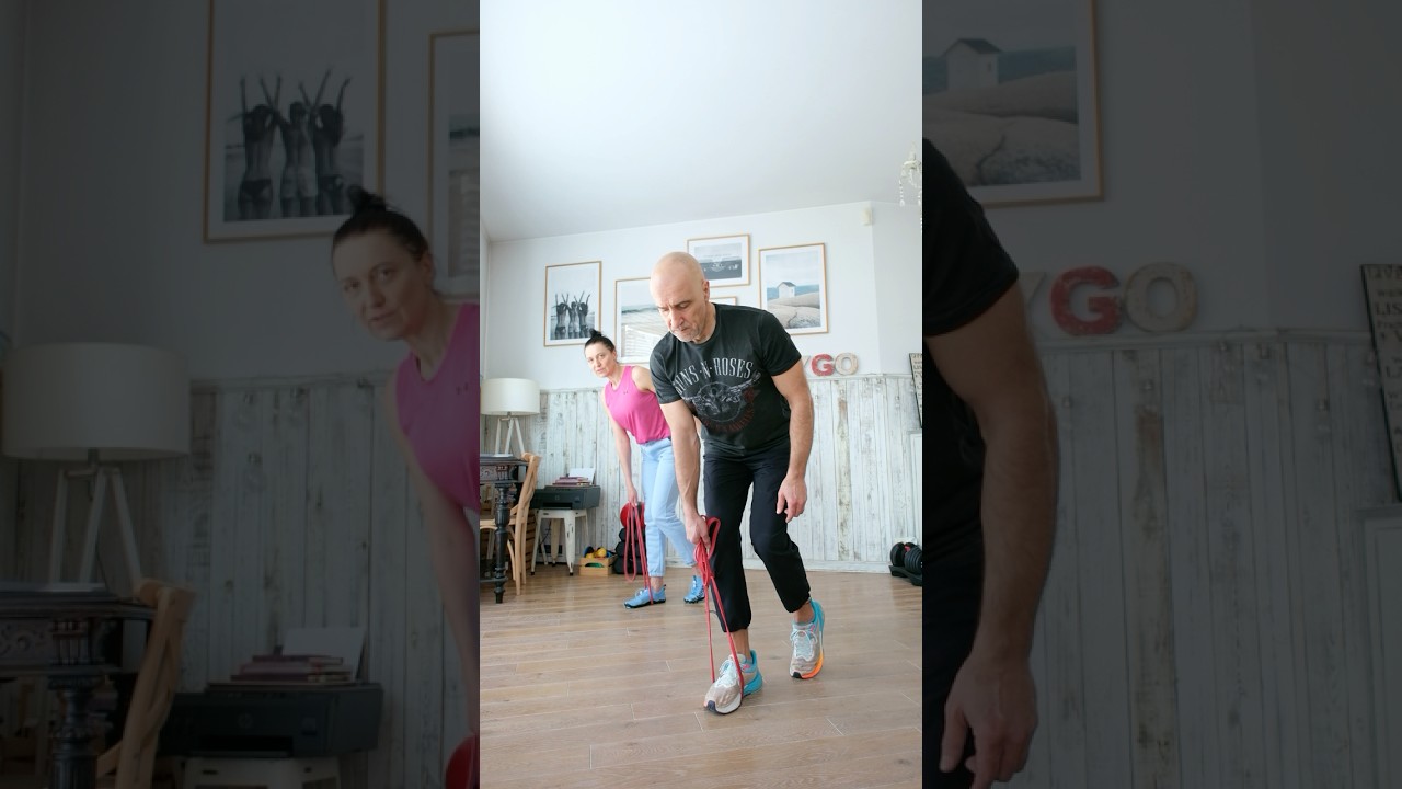 Ćwiczenie na pośladki z gumą oporową, pracujemy nad r&oacute;wnowagą