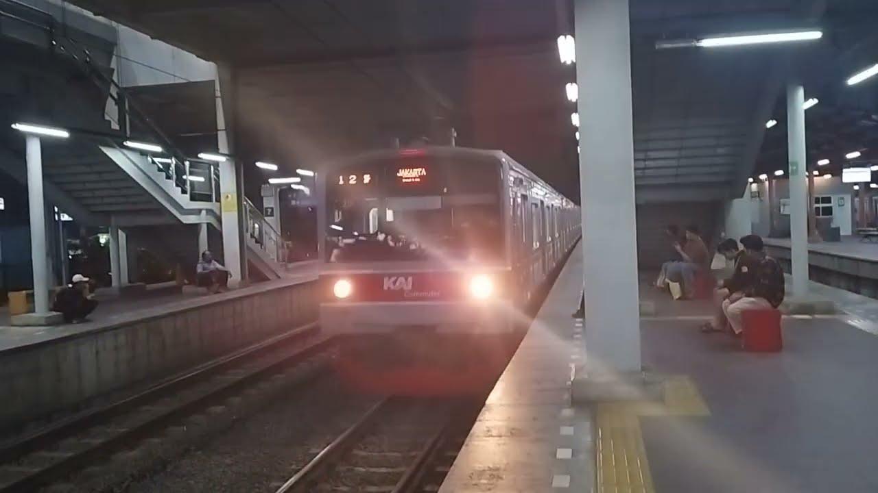 Tengah Malam Stasiun Bekasi Sudah Agak Sepi