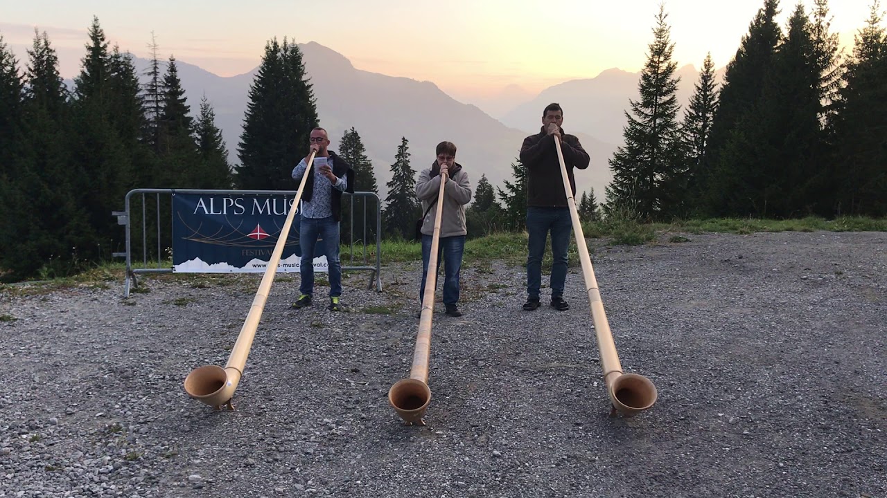 Heilig par le trio de cor des  alpes 