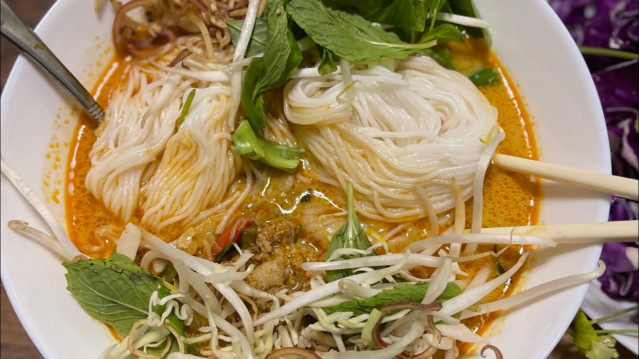 Mukbang Spicy noodles with Chicken feet #kapoon #laoisaan #thaiisaan #chickenfeetmukbang #yummy 