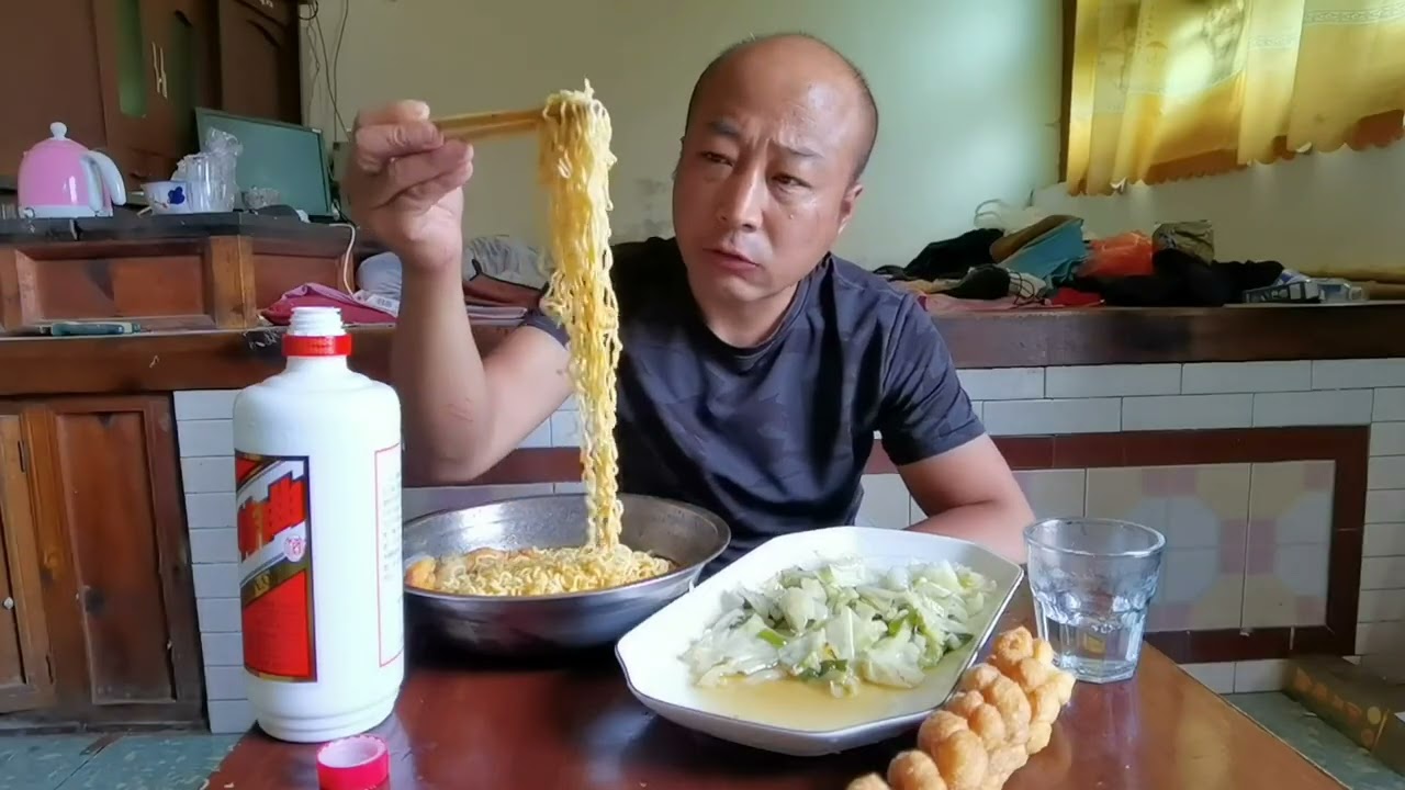 两包泡面配麻花，还有炒包菜一盘，再喝两杯农村光棍的一顿饭 #农家饭