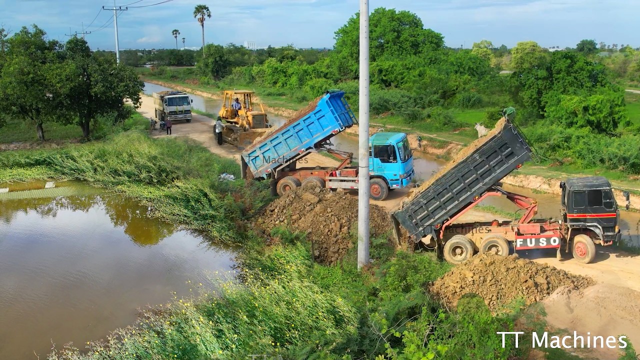 Great Team Work Dump Trucks 10Wheels Unloading Filling Flooded Area Small Land Size 40x40m & Dozer