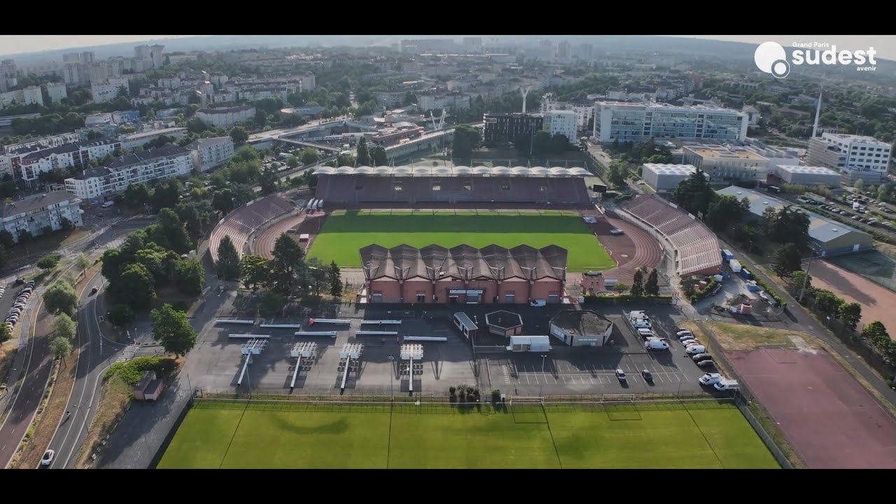 Installation des mats d'éclairage au parc des sports Dominique Duvauchelle à Créteil