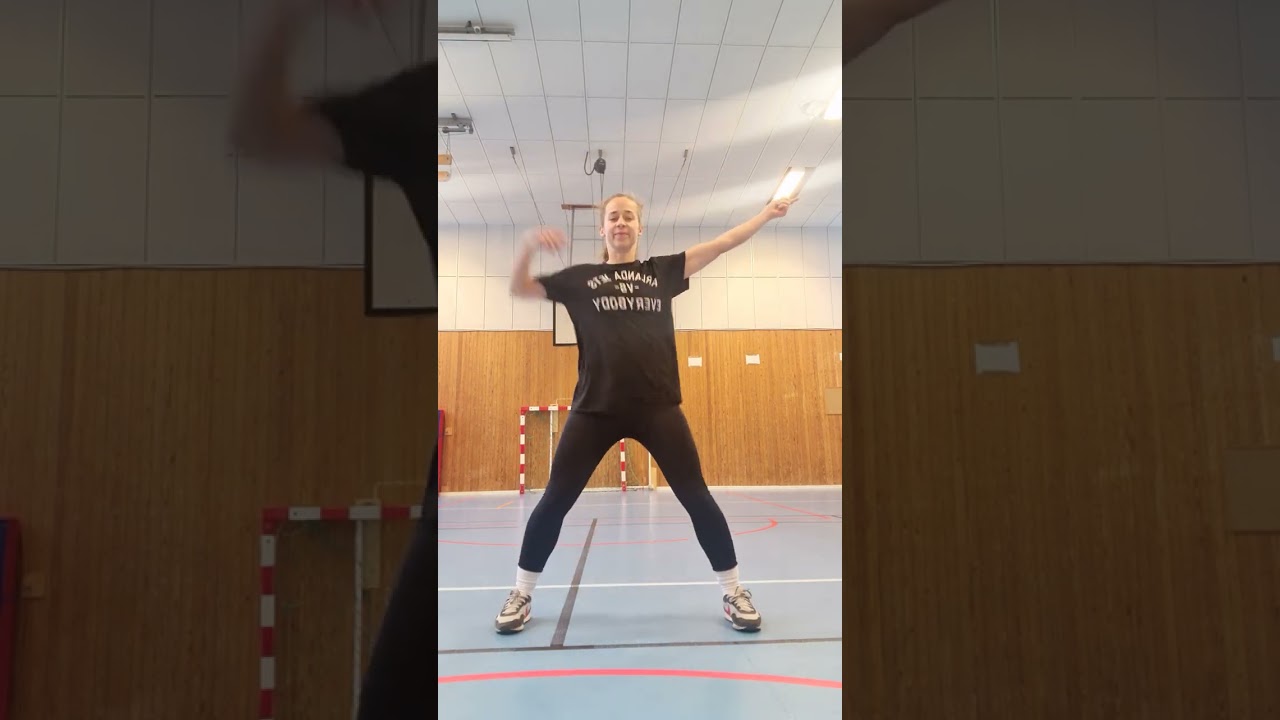 Sabina dansar på lilla alby