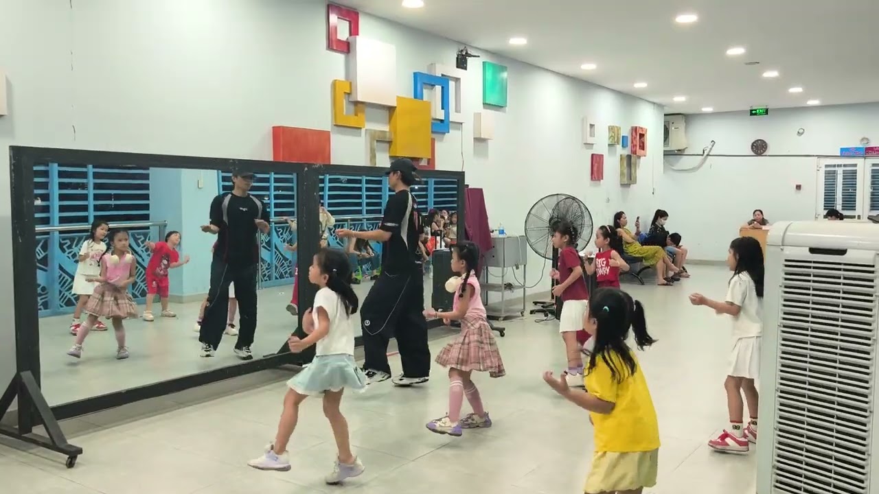  Tập nhảy tại sisi academy 