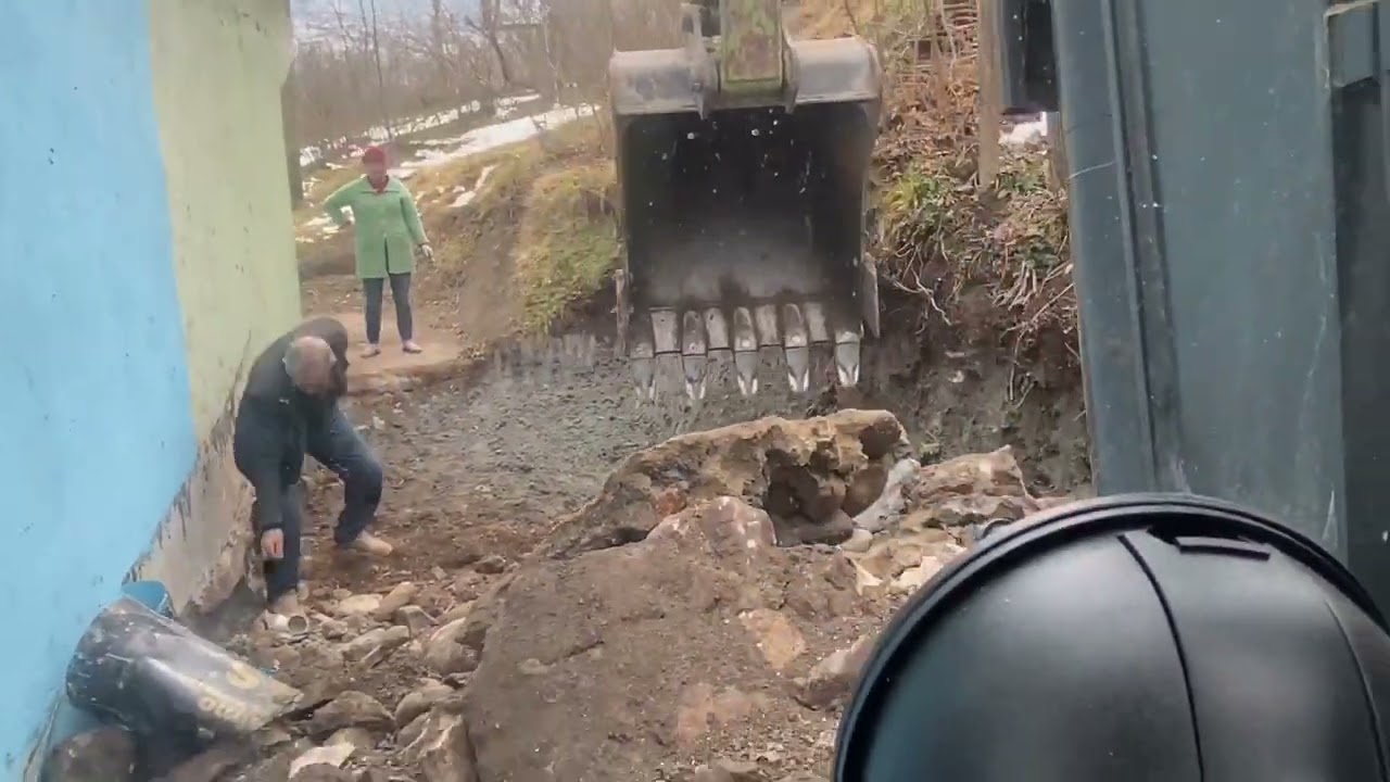 [Zoomlion ZE60] Evin arkasını temel seviyesine indirip düzledik .