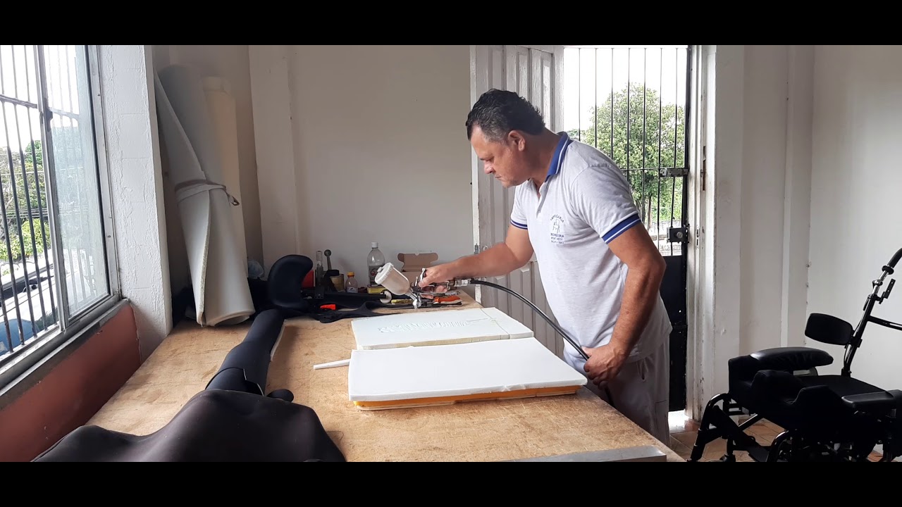 Colando espuma no encosto da cadeira