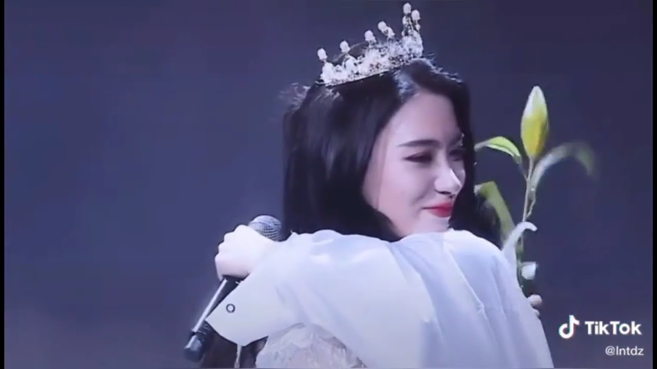 bách hợp - dạo này em hơi lười 🤧 chả biết làm gì ngoài việc yêu chị🤭