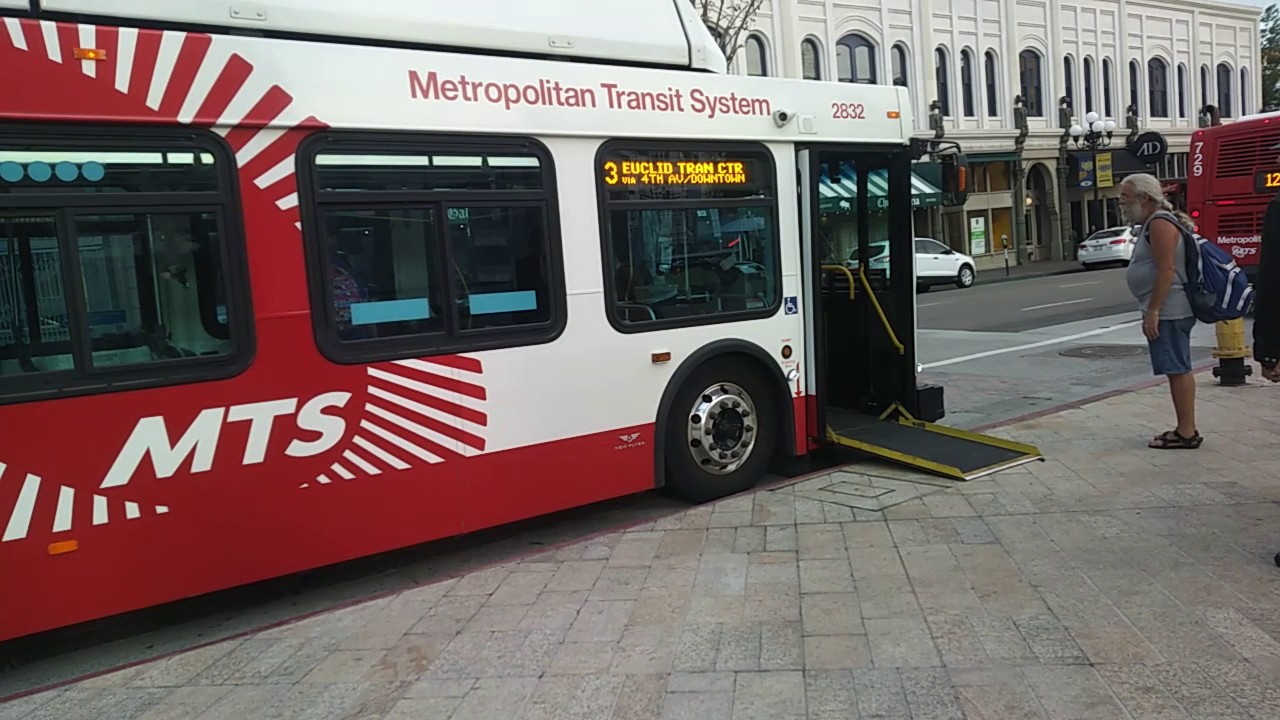 San Diego MTS 2832 on route 3 at 4th Ave with Wheelchair Ramp