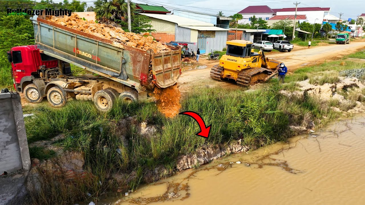 Land filling, Skills​ Driver​ Bulldozer SHANTUI DH17C3 Push Stone, Dump truck unloading