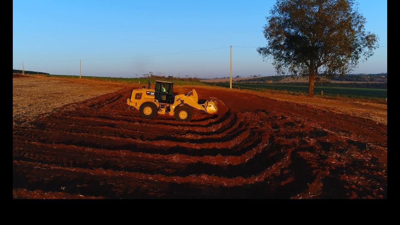 Cat&reg; 938K Sugarcane Handler | Terracing