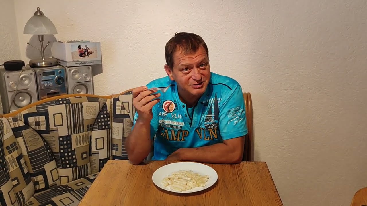 Die Herstellung einer wei&szlig;en Nudelso&szlig;e Parmesan So&szlig;e