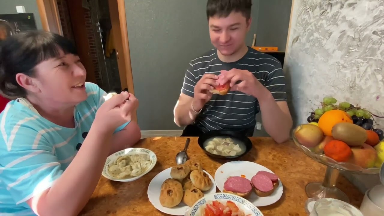 Пришёл братик. МУКБАНГ пельмени