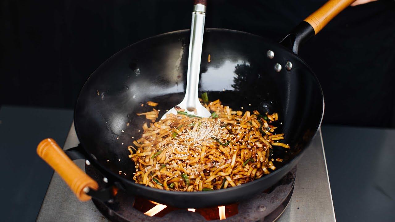Gebratene Nudeln aus dem Karbonstahl Wok