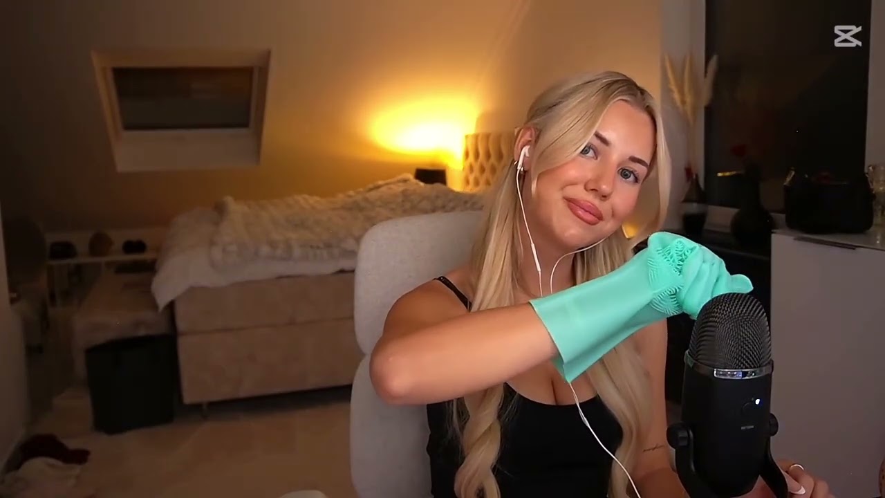 SO Beatiful German GİRL Doing ASMR With TURQUOISE SILICONE DİSWASHİNG GLOVES 2
