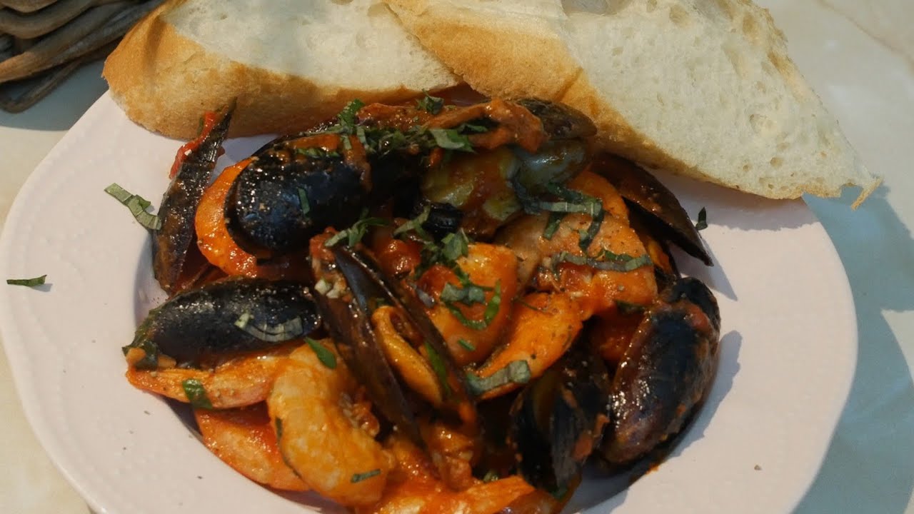 Соте из морепродуктов в томатном соусе
