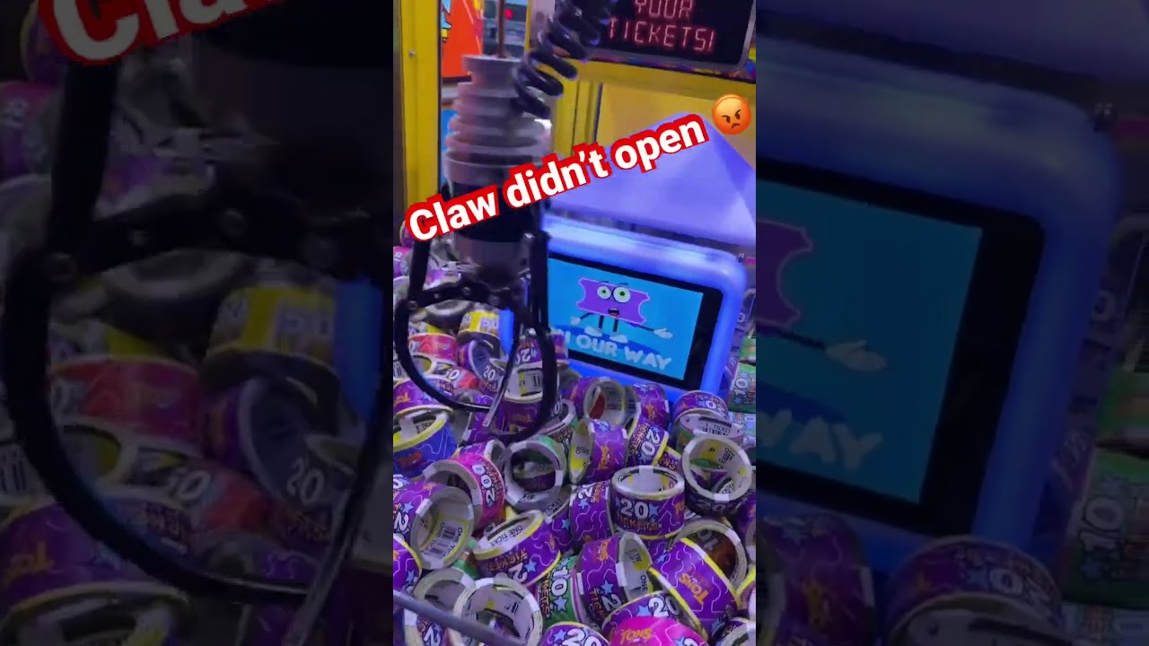 BROKEN claw machine! #shorts #clawmachine #broken #arcade #daveandbusters