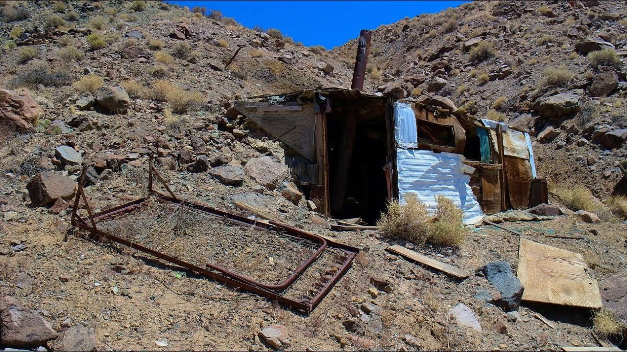 Exploring the coolest abandoned cabin I've ever seen