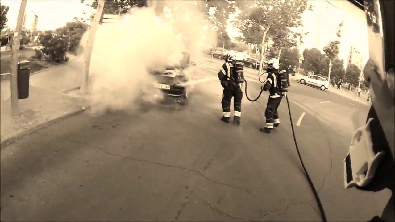 Bomberos incendio vehículo