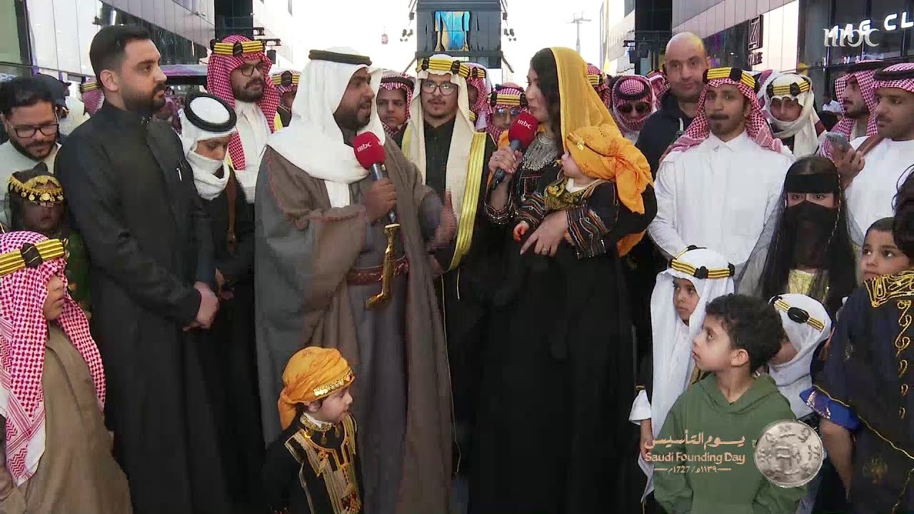 خلف الخلف ونرجس العوامي من بوليفارد الرياض ينقلون قصائد الزوار بمناسبة يوم التأسيس
