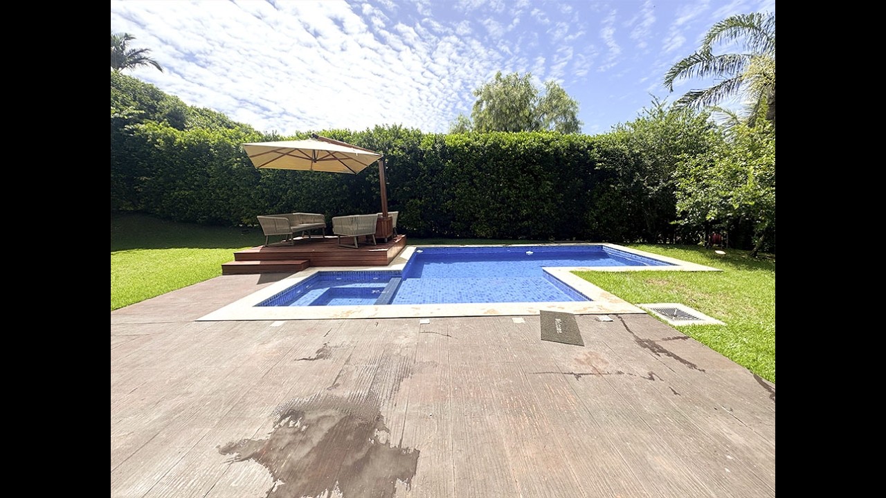 Bela casa Térrea de  1.250 m2, 360m2 de construção, piscina aquecida e um área de lazer fantástica.