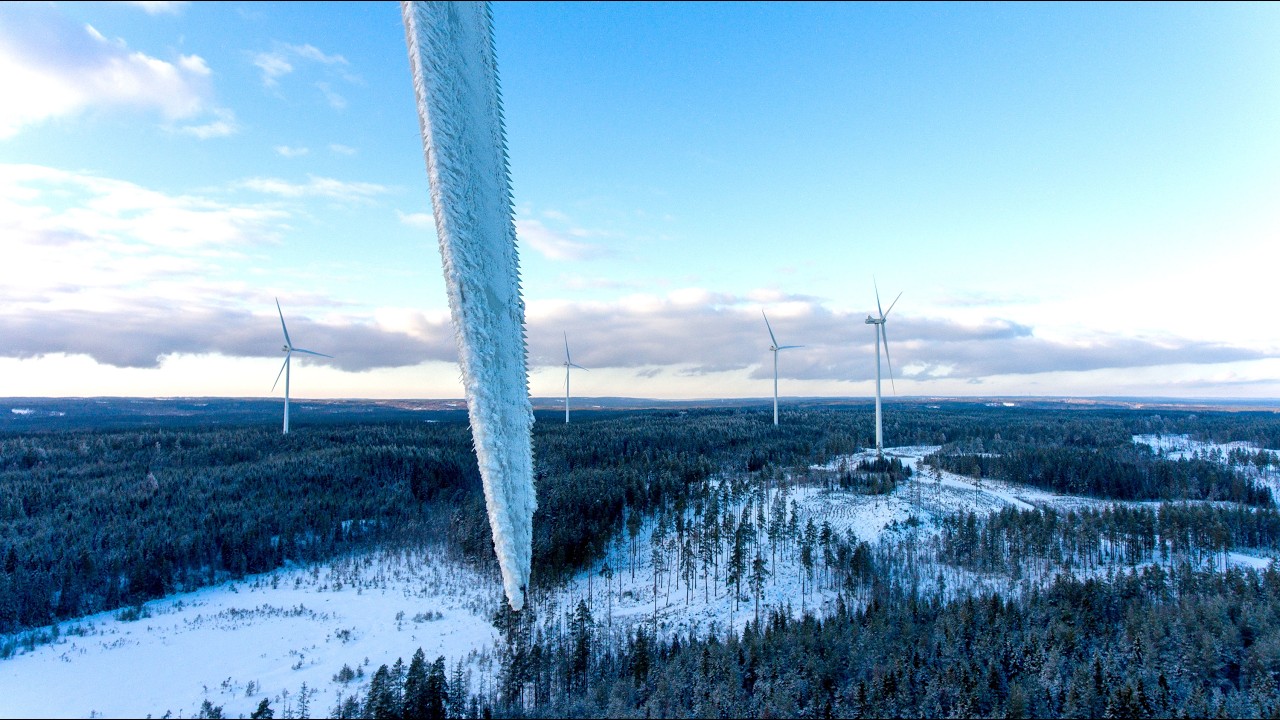 Snö och is på blad på vindkraftverk i södra Sverige 260214