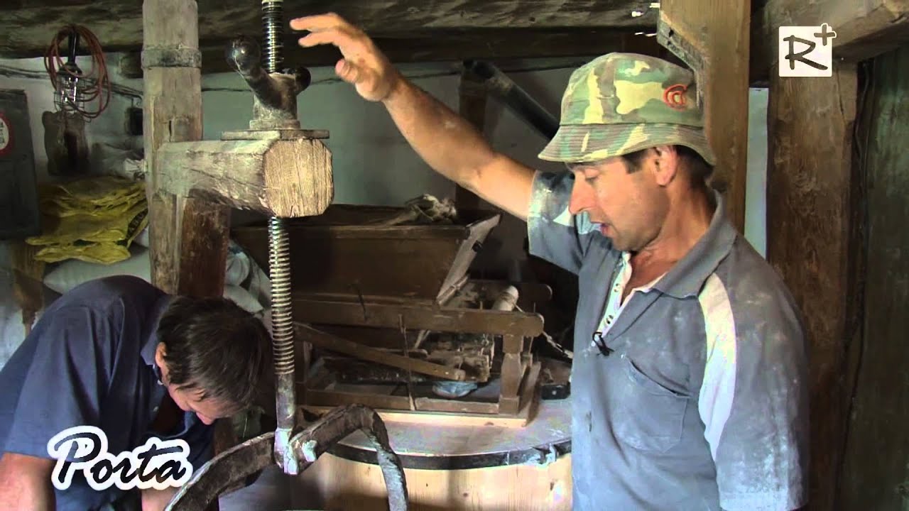 Működő vizimalom Kisbaconban, Erdélyben.