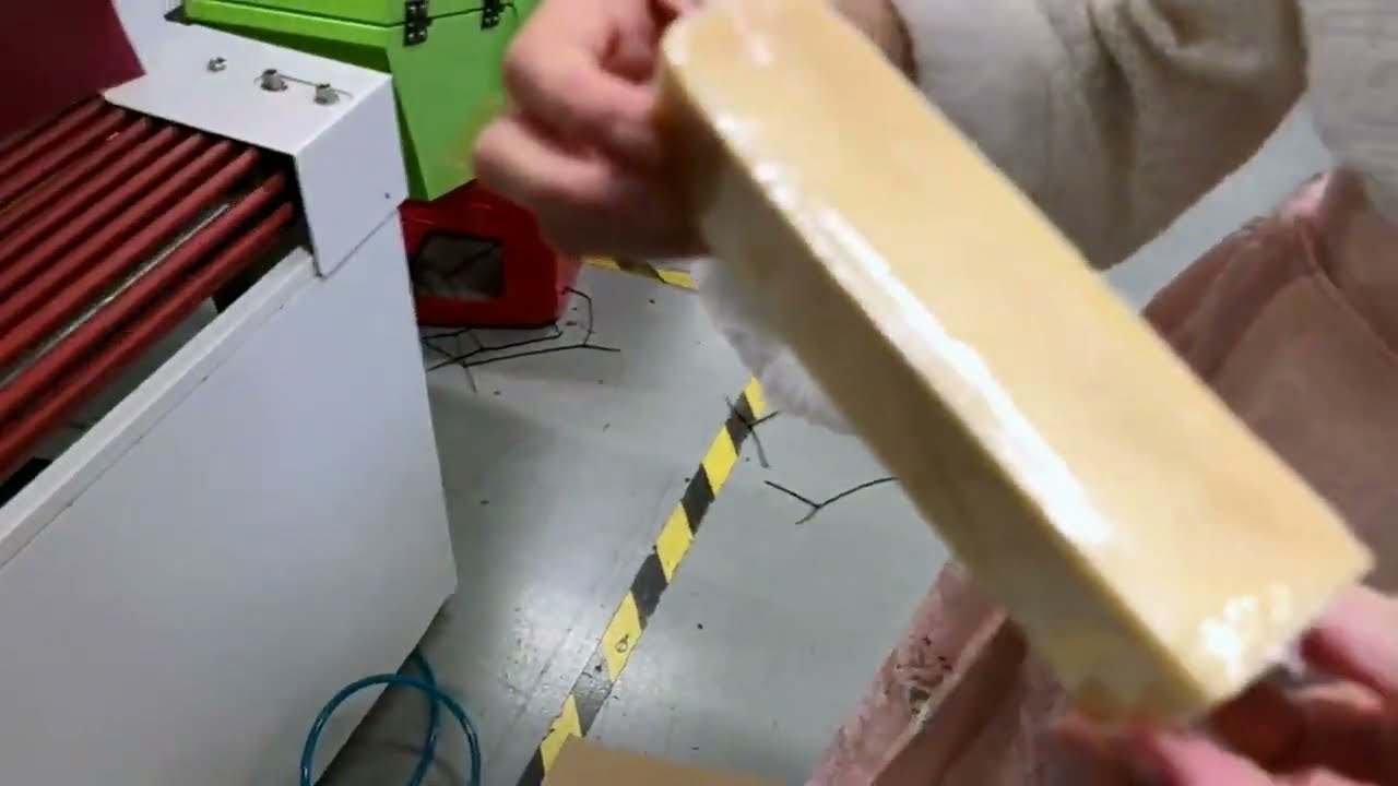 Automatic flow wrapper with heating shrinkage tunnel for dog bone samples