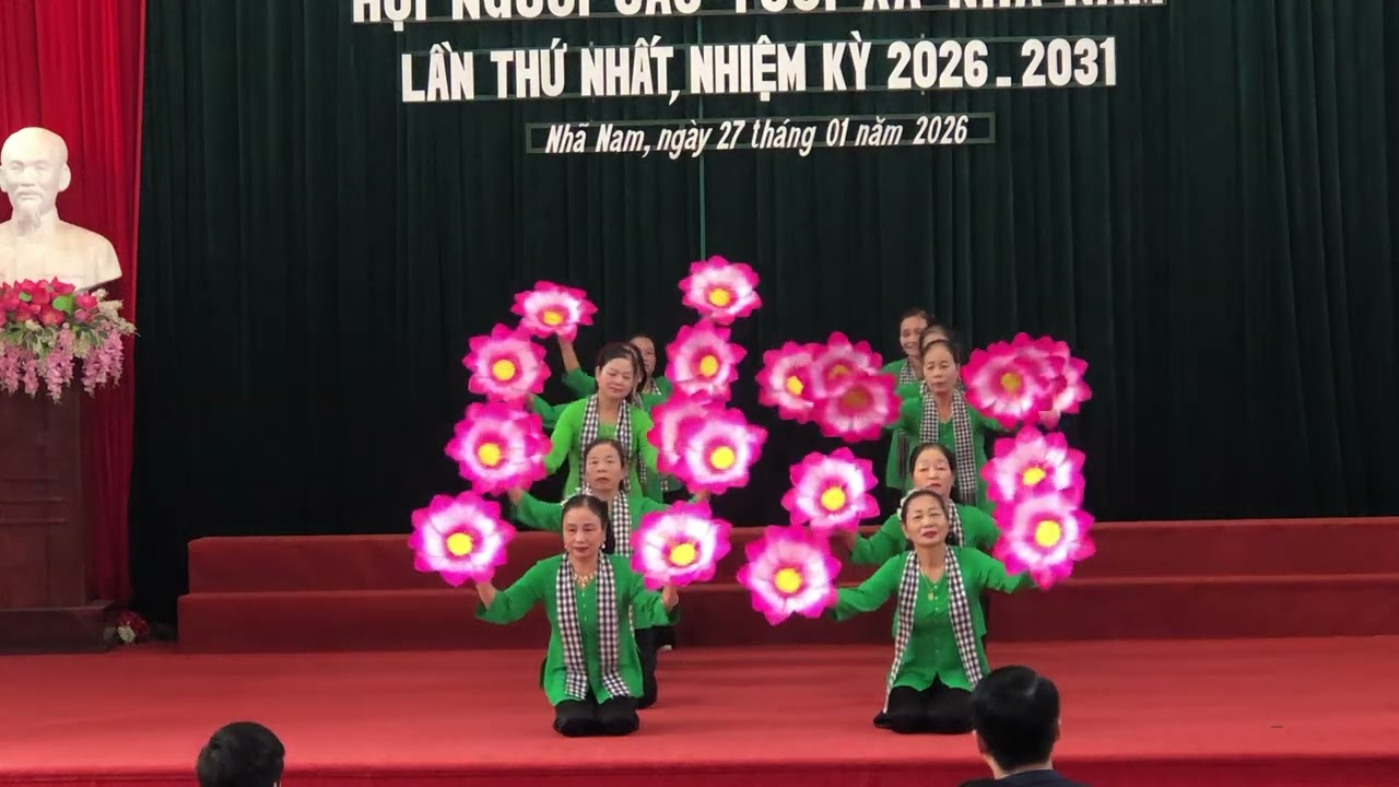 Múa thăm bên nhà rồng do c l b v nghệ xã nha nam biểu diễn 