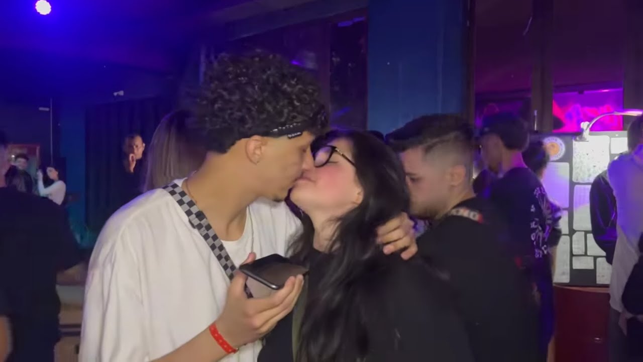 MEIOKILLO BEIJANDO DESCONHECIDAS NO ROLE & FOI CUPIDO DOS BAHIA #beijandodeconhecida #cantadas