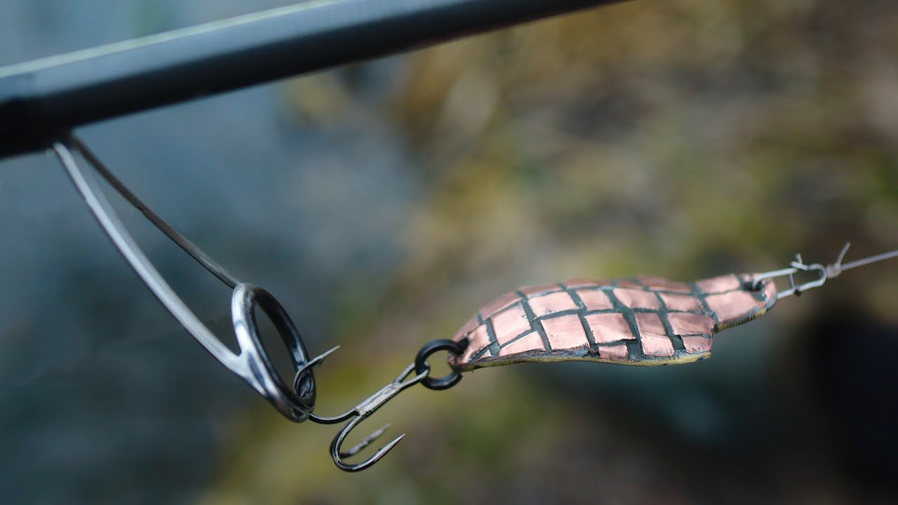 Making a wicker spoon for fishing outdoors by the river | Burshcraft fishing