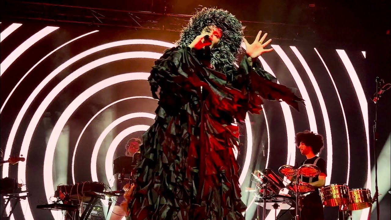Róisín Murphy - Ramalama (Bang Bang) - LIVE *8K* FRONT ROW VIEW - HIT PARADE TOUR - Wolverhampton