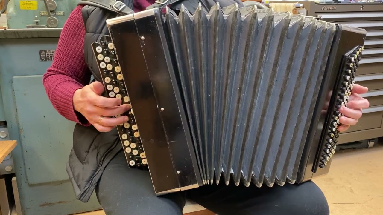 Demo of vintage Tula bayan.  Ukrainian folk song 