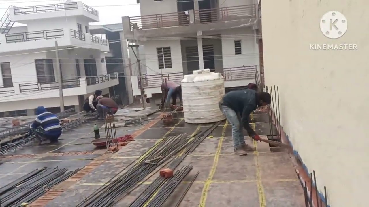 बहुत मेहनत से सरिया बांध रहे हैं सरदार जी। 