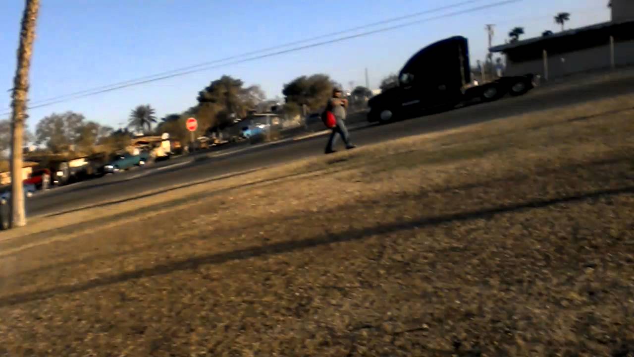 Corraiendo del roba chico.   Roba chicos parte2😜