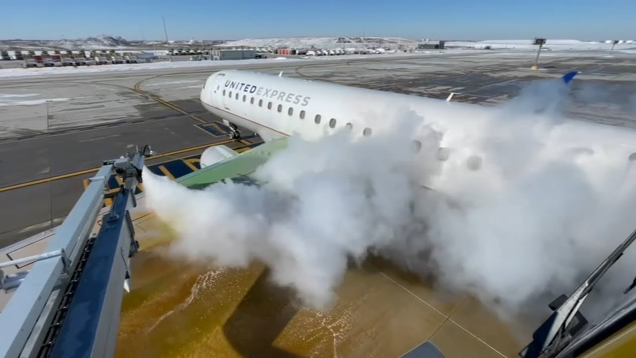 De-icing planes at O'Hare | ABC7 goes behind the scenes with United Airlines