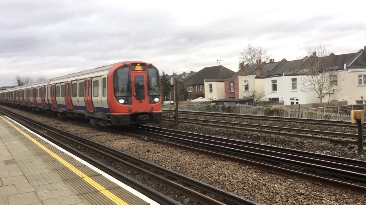 London Underground & Chiltern Mainline trains at Dollis Hill 12/12/20