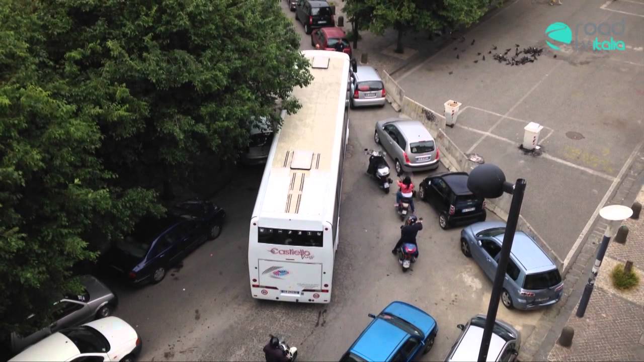 Napoli, bus turistico bloccato per 40 minuti dalle auto parcheggiate