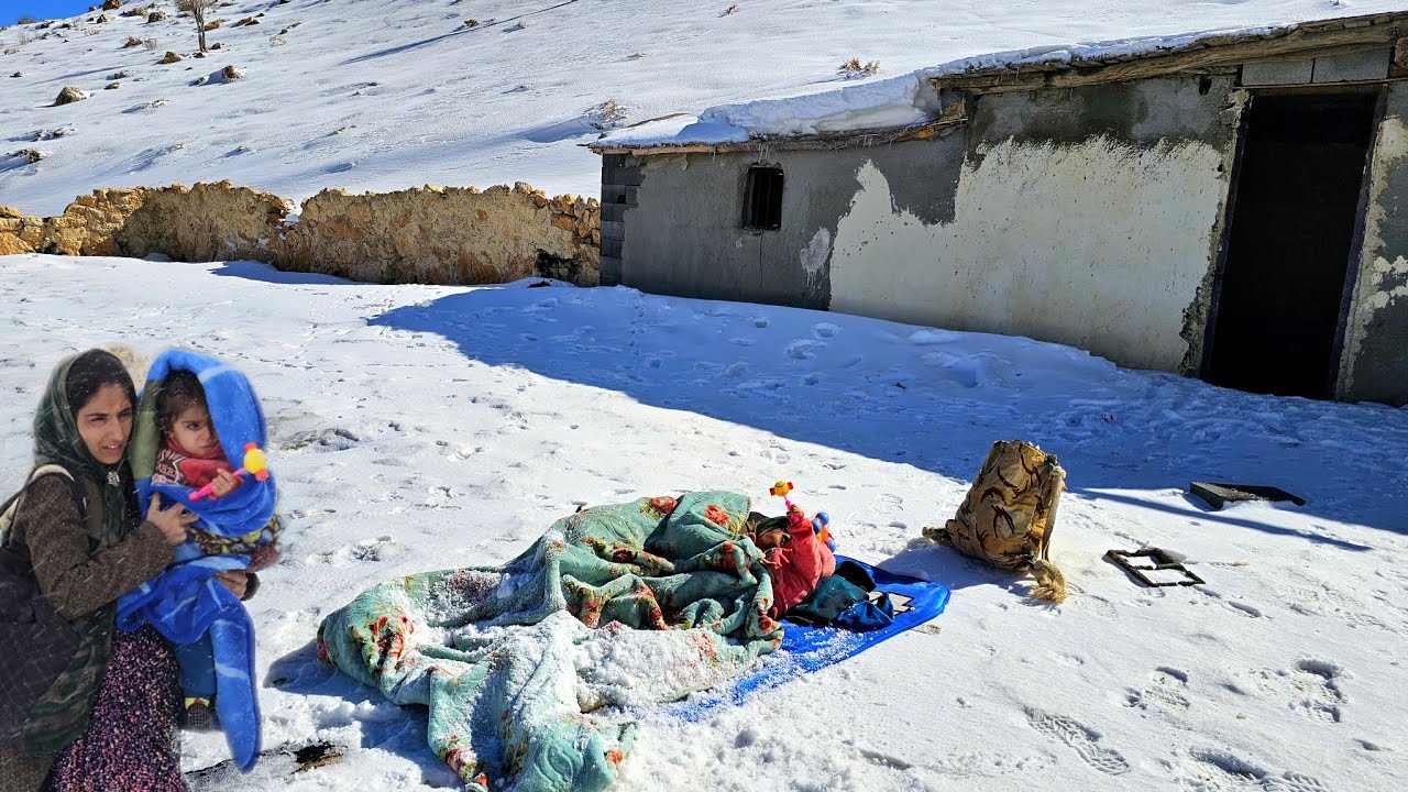 Shaukat Awara in the snow ❄️💔: 😢🏚️ Sleeping in the snow with his little daughter