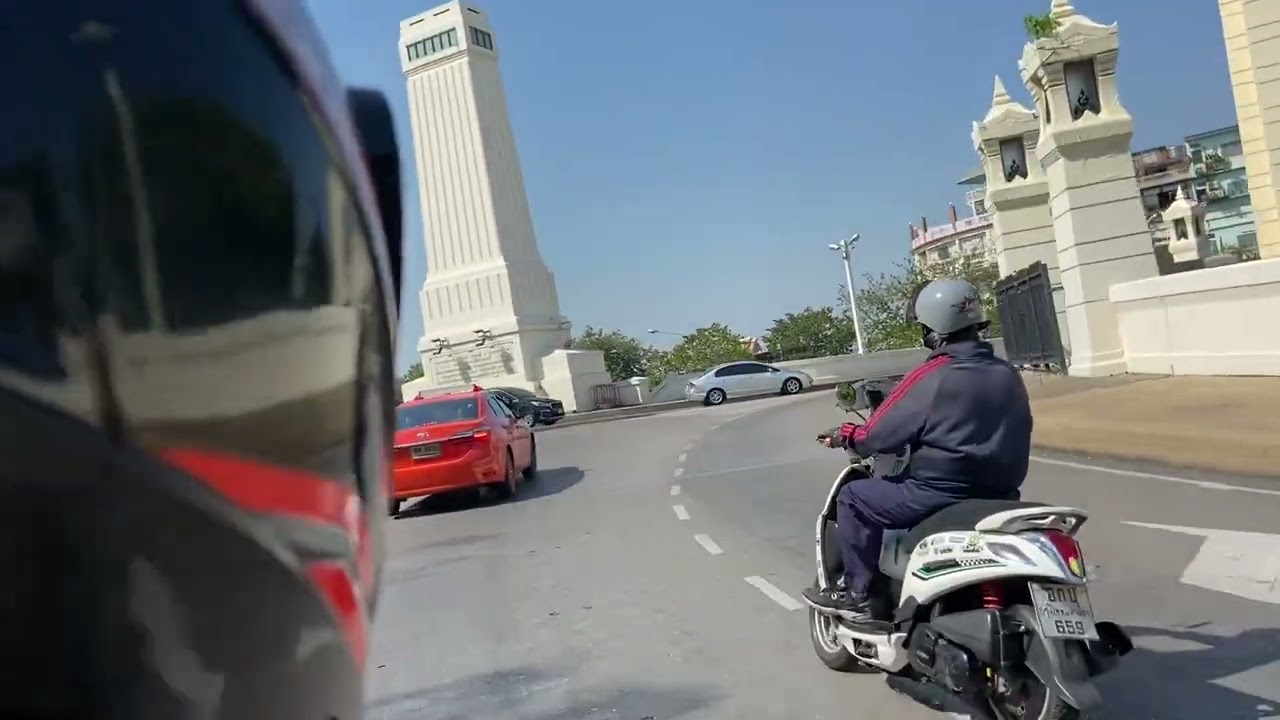 Bangkok - Passing Rama I monument by Grab bike #thailand #grabbike #bangkok #traffic #motorbike