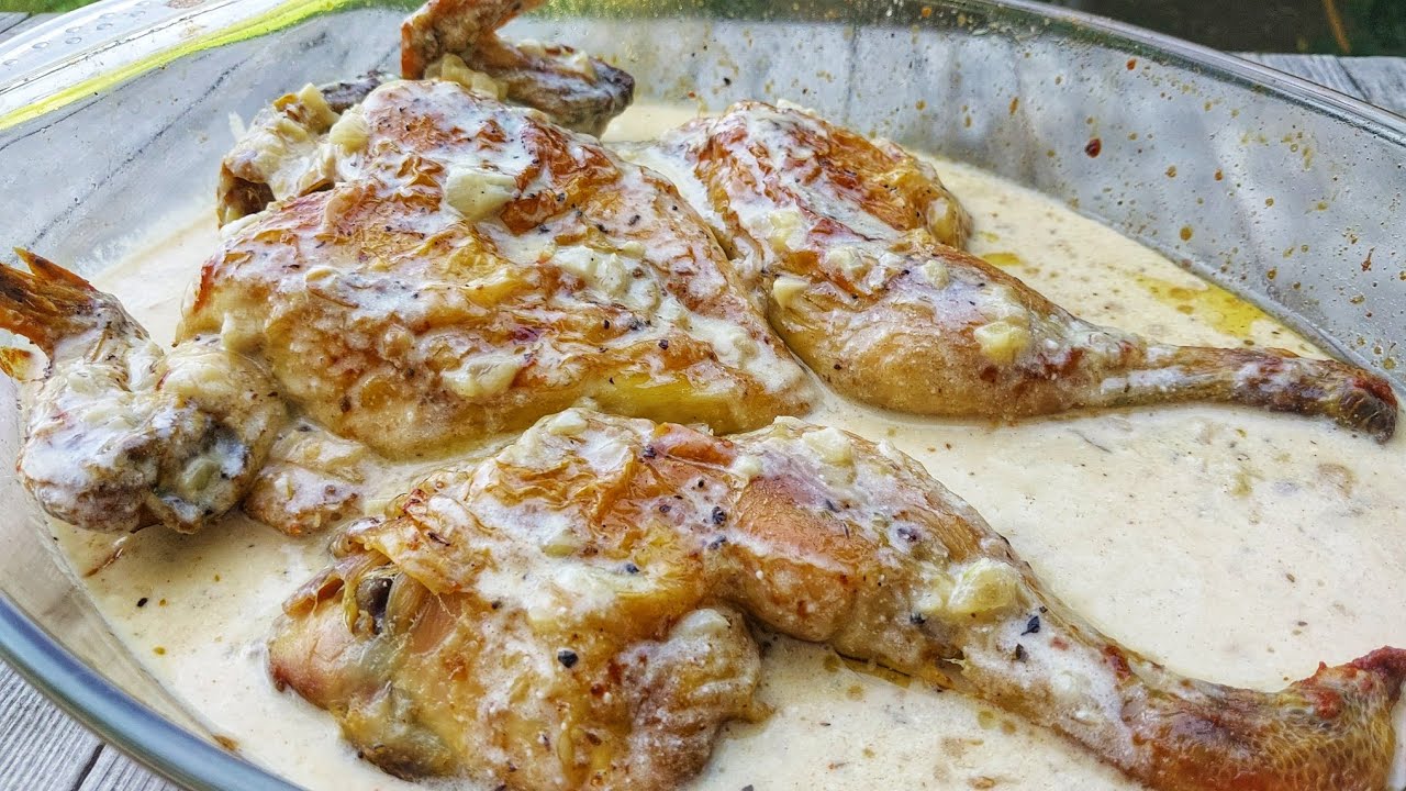 Si te gatuajme nje pule per musafir - recete kremoze qe behet shpejte dhe me pak perberes